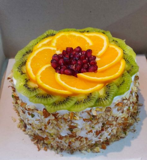 It tastes awsm and it's eggless Kiwi Cake, Fathers Day Cake, Vanilla Flavoring, Decadent Desserts, Party Food, Kiwi, Cake Decorating, Grapes, Pastry