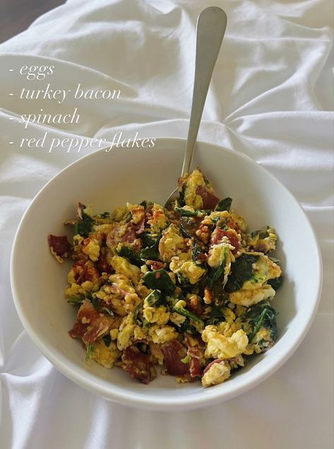 Healthy Breakfast Scramble, Eggs Spinach, Breakfast Scramble, Healthy Lunch Snacks, Healthy Food Inspiration, Easy Healthy Meal Prep, Healthy Food Dishes, Turkey Bacon, Healthy Lifestyle Food