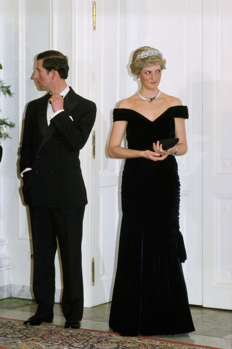 Royal Gowns, Bright Pink Dresses, White Evening Gowns, Best Gowns, Princess Diana Fashion, Princess Diana Photos, Princes Diana, Diana Fashion, Pink And White Dress