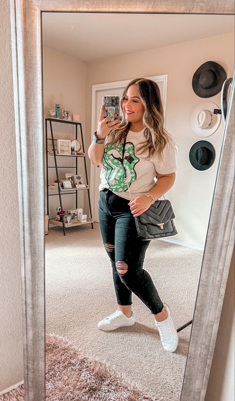 Graphic T-Shirt Outfit Black Mom Jeans Outfit, Graphic T Shirt Outfit, Black Ripped Jeans Outfit, Plus Size Legging Outfits, Black Shirt Outfits, Jeans And T Shirt Outfit, Curvy Casual Outfits, Outfits Gorditas, Ripped Jeans Outfit