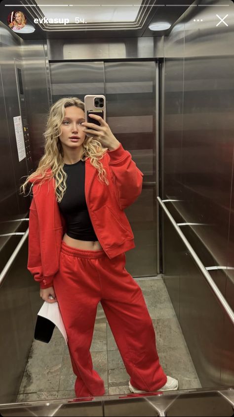 Red Joggers Outfit, Red Sweatpants Outfit, Sweatpants Outfit Women, Red Tracksuit, Red Sweatpants, Sporty Fashion, Red Joggers, Sweats Outfit, Working Out Outfits