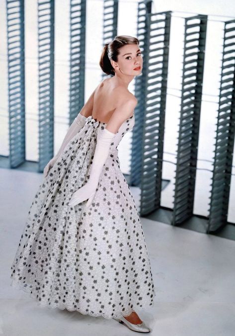 Audrey Hepburn's Iconic Givenchy Looks Audrey Hepburn Color Photos, Audrey Hepburn Givenchy Dresses, Audrey Hepburn Gown, Audrey Hepburn White Dress, Audrey Hepburn Body, Iconic Outfits Celebrity, Audrey Hepburn Color, Audrey Hepburn Givenchy, Audrey Hepburn Fashion