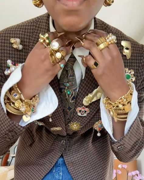 Nthabiseng on Instagram: "✨✨✨ #itsnthabim #maximalisjewelry" Jewelry On Clothes, Jewelry For School, Moodboard Jewelry, Getting Ready Aesthetic, Maximalist Jewelry, Jewelry 2024, Street Style Jewelry, Funky Accessories, Jewellery Aesthetic