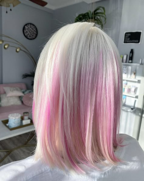 Blonde And Pink Hair, Pink And White Hair, Pink Hair Streaks, Short Messy Haircuts, Short Blue Hair, Girl Barbie, Girl Hair Colors, Peekaboo Hair, Blonde With Pink