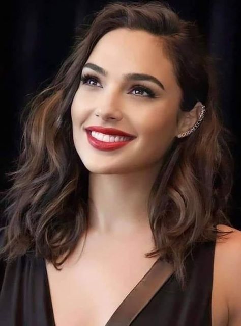 Gal Gadot Hair, Dewy Summer Makeup, Gal Gardot, Light Makeup Looks, The Pilot, Digital Marketer, Beautiful Picture, Gal Gadot, Summer Makeup