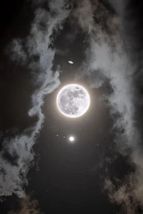 Full moon! With Saturn & Mars - 9GAG Night Court Aesthetic, Giannis Antetokounmpo Wallpaper, Moon Aesthetic Wallpaper, Court Aesthetic, Thunder Moon, Goddess Of The Moon, Pink Skies, Hawaii Wall Art, Night Sky Wallpaper