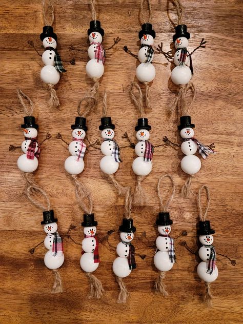 Snowman Clothespin Ornaments, Snowman Beads Ornaments, Wood Bead Snowman Ornament, Wood Bead Crafts Diy, Classroom Christmas Ornaments, Snowmen Ornaments Diy, Wood Bead Ornaments Diy, Diy Primitive Christmas Ornaments, Christmas Craft Fair Ideas