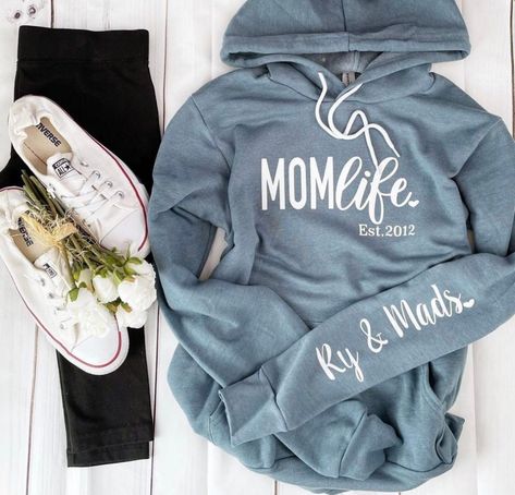 Idee Cricut, Projets Cricut, Mom Sweater, Mom Hoodies, Cute Shirt Designs, Vinyl Shirts, Mama Sweatshirt, Dad Life, Sweater Gift