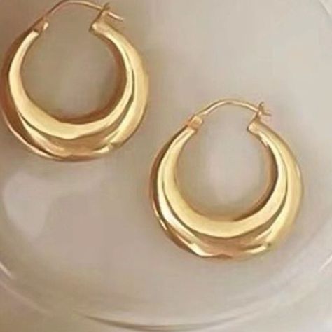 Aesthetic Gold Hoop Earrings, Earring Gold Hoop, Brandy Melville Gold Hoop Earrings, Gold Oval Hoop Earrings, Gold Earring Hoop, Earring Ring Hoop, Golden Hoop Earrings Aesthetic, Cute Earrings Hoops, Earings Aesthetics