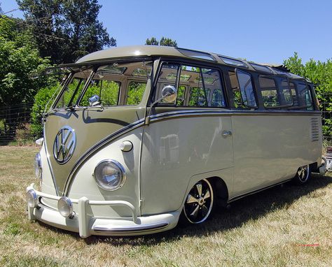 23 Window VW Bus by Slideshow Bruce, via Flickr Vw Minibus, Kombi Pick Up, Vw Splitscreen, E90 Bmw, Vw Bus T1, Van Vw, Volkswagen Vans, Kombi Home, Vintage Vw Bus