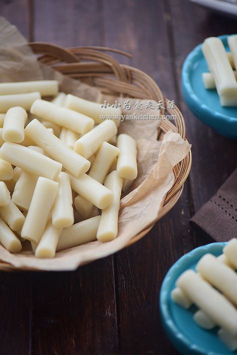 中文： 软糯弾牙的韩式年糕  We love Korean style sweet rice cakes.  If you have never had any kind of  sweet rice cakes before, it might be a little hard to explain how great  they taste like.  They are mostly dense, al dente and [possibly a little  bit chewy, in a good way of course.  Asian people are so f Rice Flour Recipes, Korean Rice Cake, Rice Cake Recipes, Korean Dessert, Love Korean, Sweet Rice, Korean Dishes, Asian Desserts, Pantry Staples