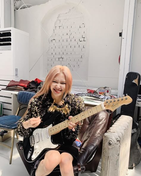 #blackpink #rose Rock N Roll Baby, Blackpink Rosé Instagram, Rosé Girlfriend Material, Rosé Ig, Bp Rosé, Roseanne Park, Rosé Instagram, Dara Kpop, Rose Park