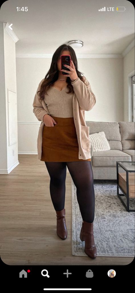 Fall skirt and boots Mode Rock, Plus Size Winter Outfits, Plus Size Baddie Outfits, Plus Size Fall Fashion, Plus Size Fall Outfit, Looks Country, Look Plus Size, Look Older, Fashion Mistakes