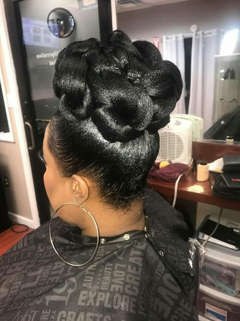 Updo Cabello Natural, Afro Hair Bun, Black Bridesmaids Hairstyles, Natural Hair Updo Wedding, Black Women Updo Hairstyles, Bride Hairstyles Updo, Natural Wedding Hairstyles, Black Hair Updo Hairstyles, Beautiful Bridal Hair