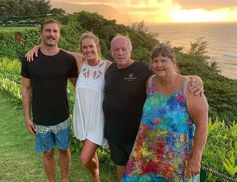 Bethany Hamilton with husband and parents Bethany Hamilton Family, Hamilton Family, Famous Surfers, Hamilton Photography, Professional Surfers, Bethany Hamilton, Soul Surfer, 40th Wedding Anniversary, Celebrity Families