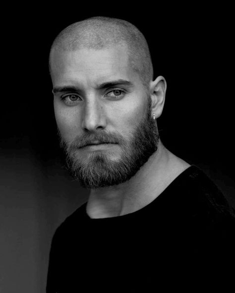 Shaved Head Styles, Bald Head With Beard, Bald Men With Beards, Stubble Beard, Bald Look, Bald Men Style, Popular Mens Hairstyles, Beard Styles Short, Bald With Beard