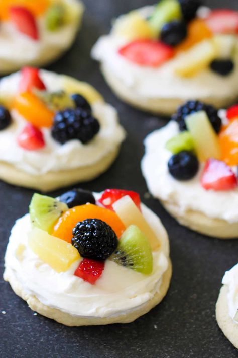 Our mom's mini sugar cookie fruit pizza, with a sweet cream cheese layer and topped with fresh fruit - this counts as healthy food, right?! Mini Fruit Pizza, Fruit Pizza Cookies, Fruit Pizza Frosting, Fruit Pizzas, Fruit Pizza Sugar Cookie Recipe, Fruit Sugar Cookies, Fruit Cookie, Mini Fruit Pizzas, Pizza Sugar Cookie