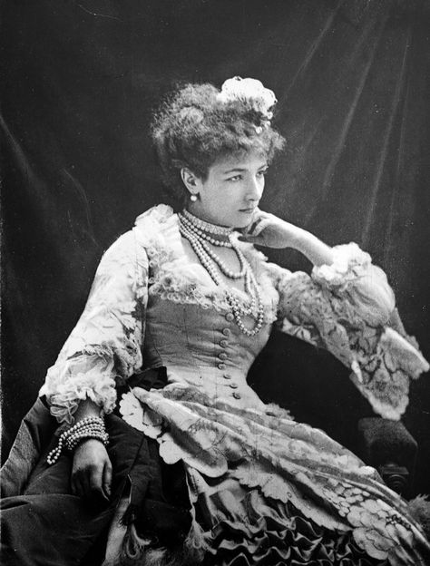 The Most Famous Courtesans from Madame de Pompadour to Gigi | Vogue Sara Bernhardt, Sarah Bernhardt, 1870s Fashion, Victorian Portraits, Victorian Clothing, French Actress, Alphonse Mucha, Photo Vintage, Edwardian Era