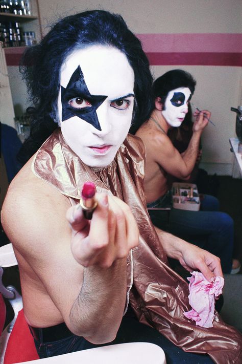 Here, the glam-metal quartet go through their well-practiced makeup routines backstage before shows in 1975. Kiss Rock Band, Banda Kiss, Eric Bana, Eric Carr, Peter Criss, Kiss Army, Vintage Kiss, Ace Frehley, Paul Stanley