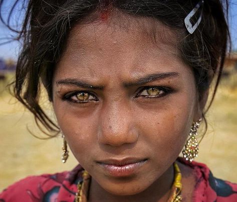 Photographer Captures The Unique Beauty Of Local People While Traveling Through India Coloured Eyes, Girl With Green Eyes, Indian People, Most Beautiful Eyes, People Of The World, Interesting Faces, Pretty Eyes, Bob Marley, How Beautiful