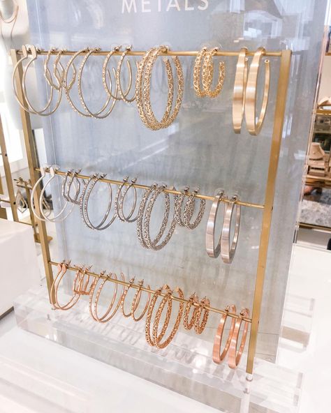 All our favorite hoop earrings of the season in one place! Shop large statement hoops, filigree jewelry, or huggie hoops at Kendra Scott. Fall Jewelry Trends, Earring Storage, Jewelry Organizer Diy, Filigree Jewelry, Earring Organizer, Kendra Scott Earrings, Jewelry Model, Best Jewelry Stores, Earring Display