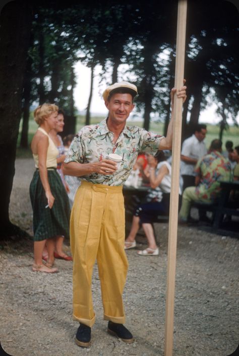 1950s Hawaii In Kodachrome - Flashbak 50s Summer Fashion Men, 1950s Mens Summer Fashion, Midcentury Outfit, 1950 Mens Fashion, 1950s Fashion Men, 50s Mens Fashion, 1960s Summer, Surfing Style, 1950s Mens Fashion