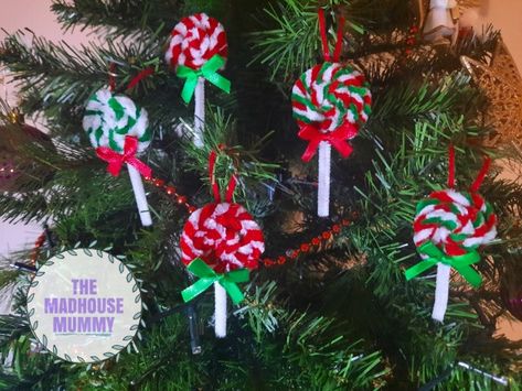 Pipe cleaner lollipop ornaments. - This crafty family - Crafts for kids Pipe Cleaner Ornaments, Lollipop Ornaments, Nanny Activities, Christmas Tree Ornament Crafts, Mummy Crafts, Diy Christmas Ornaments Easy, Shapes Preschool, Christmas Crafts For Kids To Make, Christmas Week