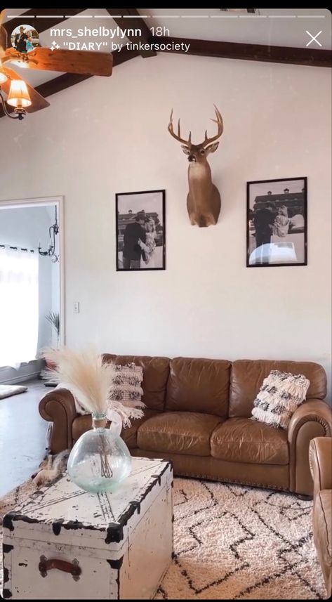 Soft Western Decor, Western Sitting Room Ideas, Simple Western Living Room Decor, Minimal Western Home Decor, Elegant Western Home Decor, Country Themed Living Room, Chelsea Deboer House, Living Room Ideas Cozy Rustic, Chelsea Deboer House Decor