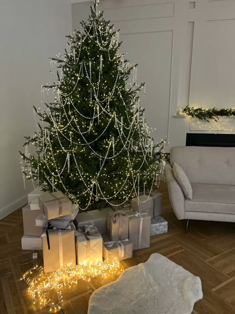 Christmas Tree Inspo, Christmas Dreaming, Cozy Christmas Decor, Xmas Deco, Christmas Decor Inspiration, Christmas Interiors, Christmas Themes Decorations, Merry Christmas Decoration, New Years Eve Decorations