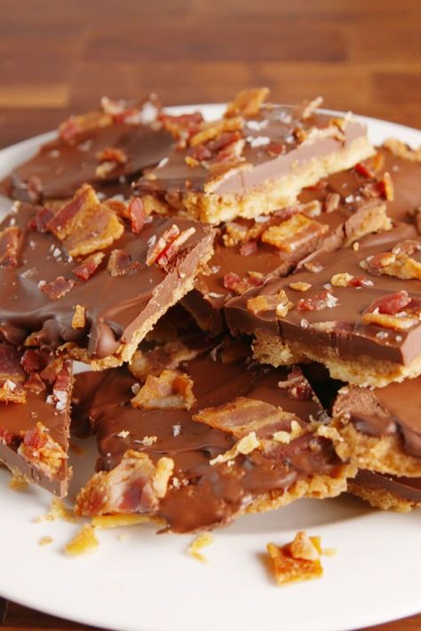 Bacon Chocolate Crack Vertical Bacon Dessert Recipes, Bacon Dessert, Caramel Bark, Caramel Bacon, Boozy Recipes, Marshmallow Caramel, Bacon Desserts, Maple Caramel, Toffee Bark