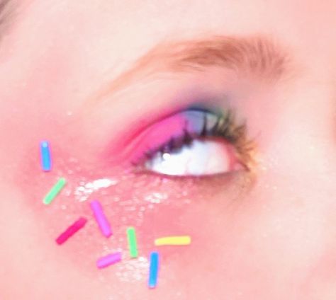 Sprinkles Makeup Look, Candycore Makeup, Eye Candy Costume, Candy Theme Makeup, Sprinkle Photoshoot, Candy Outfit Aesthetic, Candy Themed Makeup, Candy Themed Photoshoot, Candy Girl Makeup