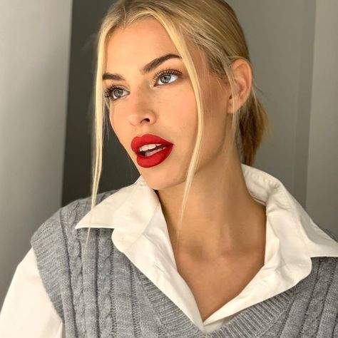 Red Lipstick Makeup Blonde, Red Lips Outfit, Outfit Ideas November, Red Lipstick Makeup, Blonde Hair Brown Eyes, Clothing Outfit Ideas, Red Lip, Lipstick Makeup, Red Lipstick