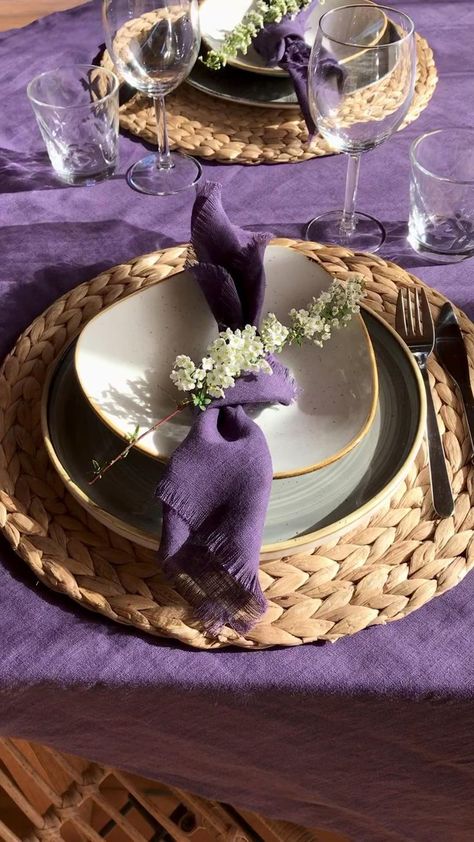 Setting Dinner Table, Purple Table Decorations, Purple Table Settings, Purple Dinner, Passover Table Setting, Purple Tablecloth, Brunch Table Setting, Dining Area Decor, Passover Table