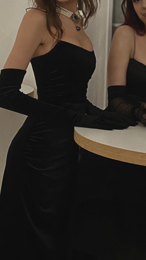 Black Ball Dress With Gloves, Black White And Gold Outfit Party, Black Dress And Gloves Aesthetic, Black Gala Dress Aesthetic, Black Casino Dress, Old Money Ball Dress, Old Money Dress Aesthetic Gala, Black Strapless Winter Dresses, Old Hollywood Hoco Dress