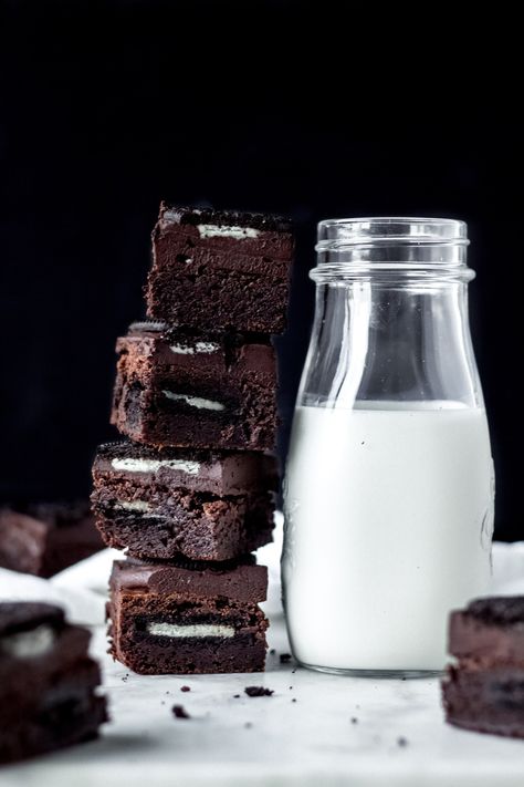 Oreo Fudge Brownies - Baran Bakery Brownies Photography, Brownie Stack, Fudge Ganache, Ganache Brownies, Brownie Photography, Oreo Brownies Recipe, Cocoa Powder Cookies, Food Photography Dessert, Oreo Fudge