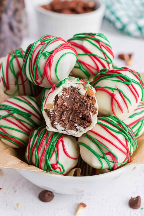 Cake Truffles Recipe, Almond Truffles, Chocolate Christmas Tree, Little Debbie Snack Cakes, Chocolate Chip Dip, Oreo Truffles Recipe, Homemade Chocolate Truffles, Christmas Truffles, Homemade Truffles