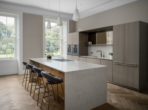 Consider a sleek and seamless waterfall edge – continuing your island worktop at a 90-degree angle flowing to the floor. This results in a clean, uniform look, highlighting the beautiful intricacies and design of your worktop, as demonstrated here by our 6131 Bianco Drift surface featured in this @cameroninteriors kitchen.⁠ ⁠ 📸 @zac.and.zac⁠ ⁠ #Caesarstone #Surface #KitchenSurface #KitchenTrend #KitchenIsland Waterfall Island Kitchen, Kitchen Shapes, White Worktop, Kitchen Surface, Georgian Mansion, Rustic Country Kitchens, Elegant Centerpieces, Mansions Homes, Kitchen Worktop