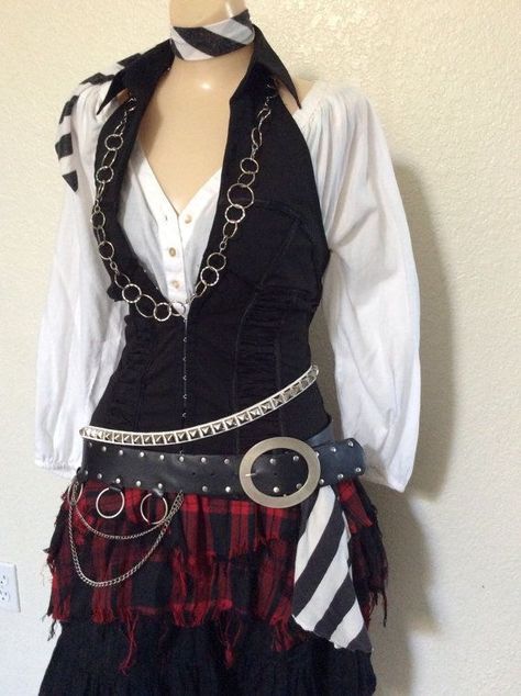 Yennefer Cosplay, Girl Halloween Costume Ideas, Pirate Halloween Costume, Pirate Costume Diy, Halloween Costume Ideas For Couples, Female Pirate Costume, Costume Ideas For Couples, Girl Halloween Costume, Pirate Halloween Costumes