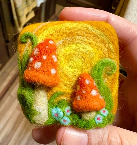 Felting Gifts, Flat Felting, 2d Needle Felting Ideas, Needle Felt Sculpture, Felting Crafts, Needle Felting Art, Needle Felting Ideas, Felt Magnet, Cottagecore Gifts