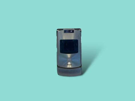 Vintage Y2K Razor Flip Phone. Untested. by Piddlinpixie on Etsy Telephone Vintage, Flip Phone, Flip Phones, Greyish Blue, Phone Battery, Telephones, Shiny Silver, Battery Pack, Sd Card