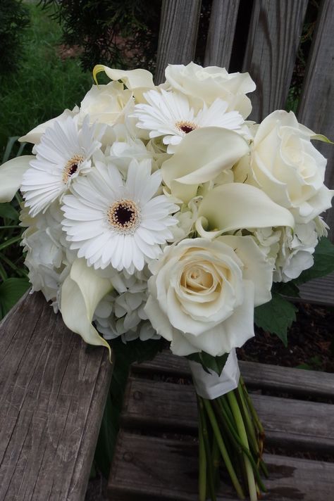 All white hand-tied bouquet, with roses, gerber daisies, calla lilies and hydrangea, created by Floribunda Designs. Lily Prom Bouquet, Gerber Daisy Bouquet, Daisy Bridal Bouquet, Daisy Bouquet Wedding, Bouquet With Roses, Prom Bouquet, Green Wedding Bouquet, White Rose Bouquet, Calla Lily Bouquet