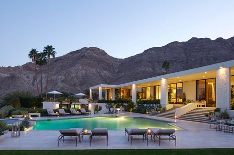 Desert Oasis by Michael S. Smith Inc. on 1stdibs Palm Springs House, Palm Springs Home, Rancho Mirage, California Desert, Michael Smith, Outdoor Swimming, California Homes, Indoor Outdoor Living, Architectural Digest