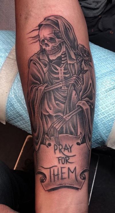 Halloween Sleeve Tattoo, Badass Tattoo Ideas, Santa Muerte Tattoo, Traditional Chicano Tattoos, Halloween Sleeve, Halloween Tattoos Sleeve, Grace Tattoos, Chicanas Tattoo, Art Chicano