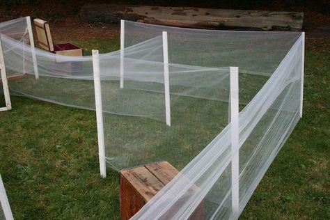 Diy Maze Outdoor Halloween, Backyard Maze, Diy Maze, Pallet Halloween Decorations, Halloween Neighborhood, Haunted Hallway, Maze Ideas, Teen Halloween Party, Festival Activities