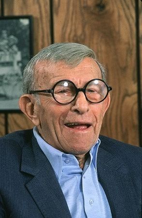 George Burns One Liners, George Burns, The Comedian, Comedy Duos, Best Supporting Actor, Wearing Glasses, Famous Men, Famous Faces, Old Man