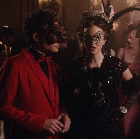 Gossip Girl Masquerade Ball, Mens Masquerade Outfit, Nyc Private School, Masked Ball Outfit, Costume Party Outfit, Chuck E Blair, Chuck Y Blair, Gossip Girl Episodes, 2000s Shows