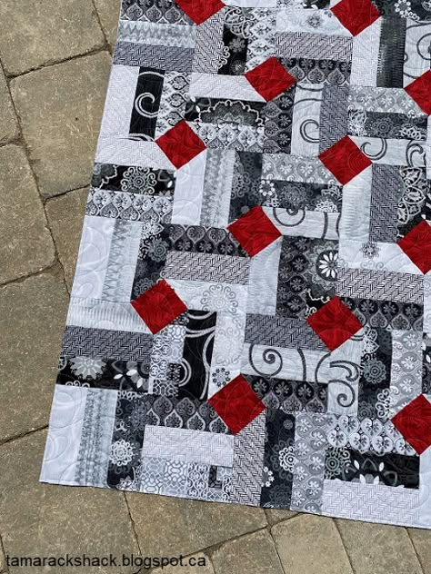 Male Quilt Ideas, Black And White Quilt Patterns Free, Black White And Grey Quilt Patterns, Blue And Black Quilts, Black And Gray Quilts, Black And White Jelly Roll Quilts, Quilts For Men Patterns Free, White Quilts Ideas, 3 Color Quilt Patterns