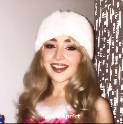 Sabrina Carpenter Christmas Wallpaper, Sabrina Carpenter Christmas Icon, Sabrina Carpenter In Pink, Sabrina Carpenter Nonsense Christmas, Sabrina Carpenter Santa Doesn’t Know You Like I Do, Sabrina Carpenter, Gossip Girl, Pink Christmas