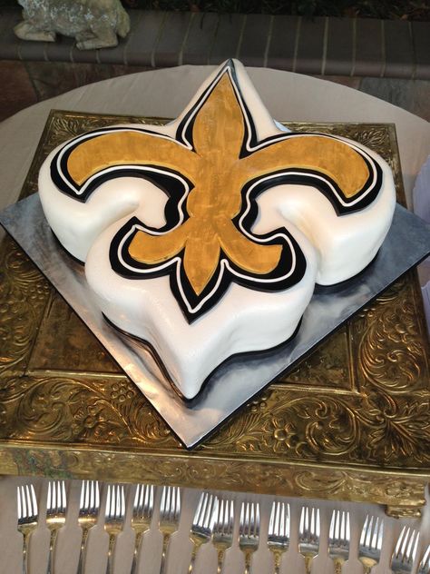 New Orleans Saints Cake New Orleans Saints Birthday Party Ideas, New Orleans Saints Cake Ideas, Saints Birthday Cake, New Orleans Saints Cake, Saints Football Party, Cake Winter, New Orleans Saints Logo, Saints Logo, Truck Cake