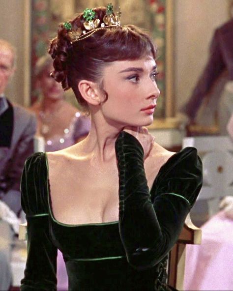 Hollywood Glamour Hair, Audrey Hepburn Makeup, Audrey Hepburn Hair, Old Hollywood Aesthetic, Old Hollywood Hair, Aubrey Hepburn, Audrey Hepburn Photos, Wine Hair, Glamour World